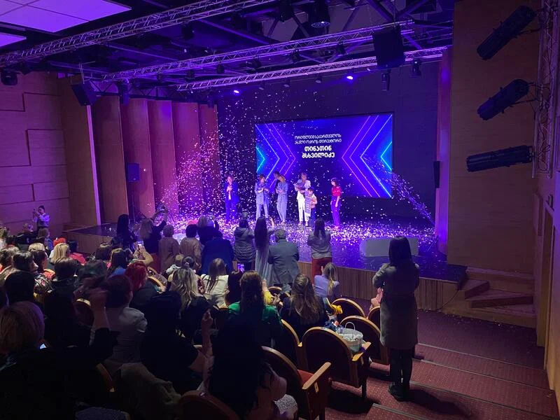 Confetti finale during the Oriflame Tbilisi event